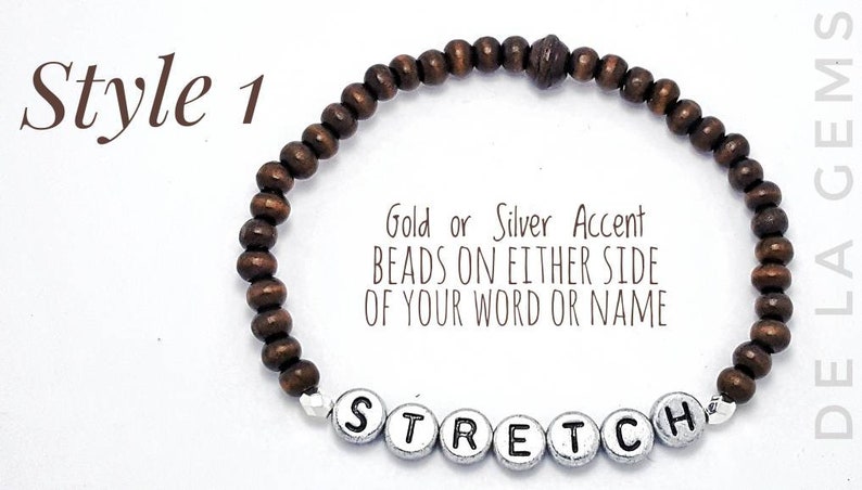 以下が含まれることがあります： 茶色の木製ビーズブレスレット。シルバーのアクセントビーズが「STRETCH」という単語の両側にあり、シルバーの文字ビーズで綴られています。このブレスレットはストレッチブレスレットなので、留め金がありません。