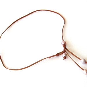 Collar de perlas Boho, joyería Boho, collar de cuero y perla, lariat perla, longitud ajustable, joyería Boho Chic, collar de cuero, gargantilla