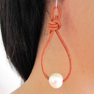 Perlen und LederOhrringe, Süßwasser-Zuchtperlen und LederOhrringe, Ledercreolen, Leder Perle Ohrringe, Boho Ohrringe