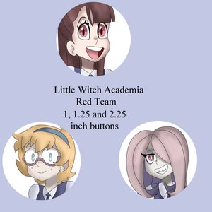 Może przedstawiać: Trzy postacie z kreskówek z anime Little Witch Academia. Postacie to Akko, Sucy i Lotte. Tekst brzmi "Little Witch Academia Red Team 1, 1.25 and 2.25 inch buttons".