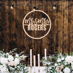 Wedding Last Name Sign for Backdrop, Mr and Mrs Sign, Round Wedding Sign with Last Name, Wood Cutout Sign for Sweetheart Table, Wooden Sign