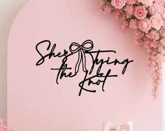 Letrero de despedida de soltera con lazo "She's Tying the Knot", cinta rosa ruborizada, decoración para bodas de moda, decoración para despedidas de soltera, letrero de bienvenida para despedidas de soltera coquetas.