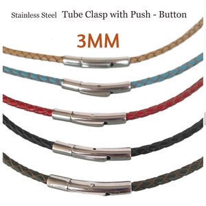 Peut inclure: Cinq cordons en cuir avec fermoirs tubulaires en acier inoxydable et boutons poussoirs. Les cordons sont de couleur beige, bleu, rouge, noir et vert. Le texte "3MM" est imprimé au-dessus des cordons.