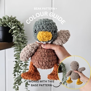 Könnte beinhalten: Gehäkelte Ente mit grauem Kopf, gelbem Schnabel und braunem Körper. Die Ente hat beige Flügel und orangefarbene Füße. Der Text auf dem Bild lautet "BEAK PATTERN + COLOUR GUIDE" und "WORKS WITH THIS BASE PATTERN".