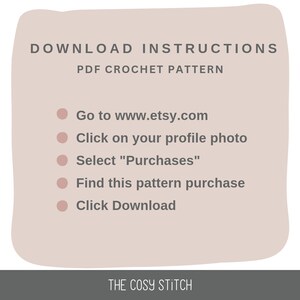 Puede incluir: Un fondo beige con un rect&aacute;ngulo redondeado que contiene instrucciones para descargar un patr&oacute;n de crochet PDF desde Etsy. Las instrucciones incluyen: Ir a www.etsy.com, Hacer clic en tu foto de perfil, Seleccionar "Compras", Encontrar esta compra de patr&oacute;n, Hacer clic en Descargar. El texto "THE COSY STITCH" est&aacute; en la parte inferior de la imagen.