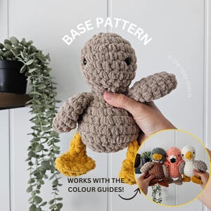 Puede incluir: Un peluche de pato tejido a mano en tonos marrón y amarillo. El pato se sostiene en una mano, con el texto "BASE PATTERN" y "WORKS WITH THE COLOUR GUIDES!". Una imagen más pequeña muestra variaciones.
