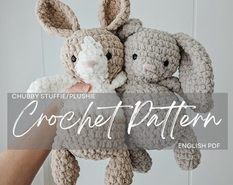 Könnte beinhalten: Zwei gehäkelte Plüsch-Hasenspielzeuge in beige und braunen Farben. Die Hasen sitzen zusammen und haben schwarze Augen und rosa Nasen. Der Text "Chubby Stuffie/Plushie Crochet Pattern English PDF" ist am unteren Rand des Bildes sichtbar.