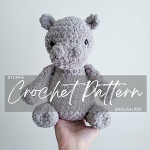 Wzór na szydełkową pluszową maskotkę hipopotama: chusteczka, zabawka amigurumi (wzór w formacie PDF)