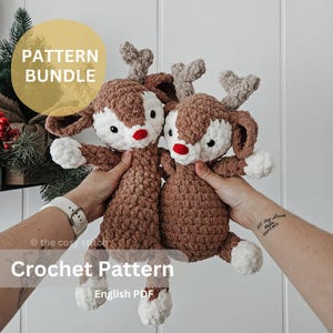 Może przedstawiać: Dwa brązowo-białe pluszowe renifery na szydełku z czerwonymi nosami i szarymi rogami są trzymane w górze. Obraz zawiera tekst "Pattern Bundle" i "Crochet Pattern English PDF".