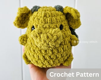 Puede incluir: Patrón de crochet para un juguete de peluche de dragón verde y gris. El patrón está disponible para descargar en PDF en inglés.  @the cosy stitch