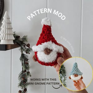 Puede incluir: Adorno de gnomo rojo y blanco hecho a mano con barba y sombrero esponjosos. El texto "PATTERN MOD" está encima del gnomo, y "WORKS WITH THIS MINI GNOME PATTERN" está debajo. Un gnomo azul y blanco más pequeño está en la esquina inferior derecha.