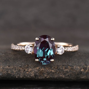 Alexandrite Ring, Oval Alexandrite Engagement Ring, Three Stone Design, June Birthstone Ring, Promise Ring, Anniversary Ring afbeelding 3