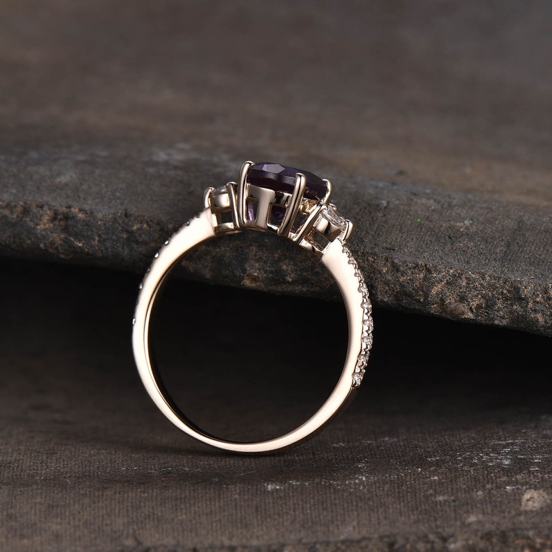 Alexandrite Ring, Oval Alexandrite Engagement Ring, Three Stone Design, June Birthstone Ring, Promise Ring, Anniversary Ring afbeelding 4