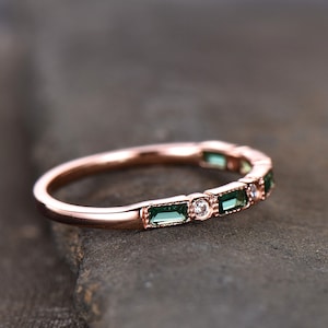 Emerald Wedding Band Half Eternity Band Art Deco Stacking Wedding Ring Anniversary Ring Sterling Silver Rose Gold Plated Milgrain immagine 2