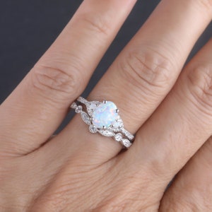 White Opal Engagement Ring Set, Rose Gold Ringen voor vrouwen, Art Deco Stacking Band, Oval Cut Bridal Set, Unieke Gebogen Trouwring, Handgemaakt afbeelding 7