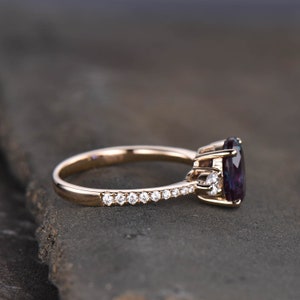 Alexandrite Ring, Oval Alexandrite Engagement Ring, Three Stone Design, June Birthstone Ring, Promise Ring, Anniversary Ring afbeelding 5