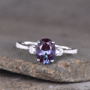 Alexandrite Ring, Oval Alexandrite Engagement Ring, Three Stone Design, June Birthstone Ring, Promise Ring, Anniversary Ring afbeelding 9