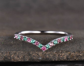 Anello di impilamento curva V, fascia nuziale smeraldo e tourmaline, anello di nozze delicato, banda nuziale smeraldo, banda di pietre preziose, anello d'argento
