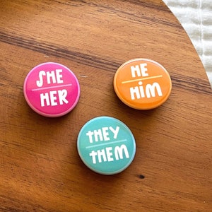 Pronoun Pin // Pronoun Badge // Genderfluid