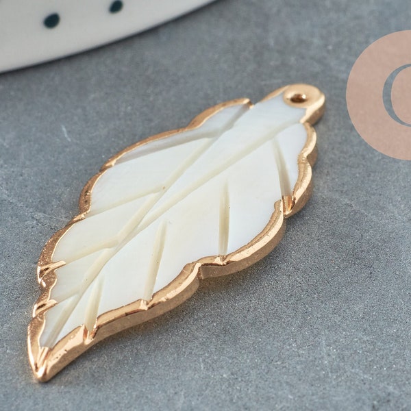 Pendentif feuille nacre naturelle support doré,création bijou feuille nacre,coquillage blanc, 34-45mm, X1 G3116