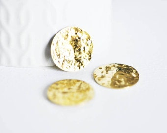 Round medal pendant hammered in raw brass, golden primer, nickel-free, raw brass, round medal, 20mm, X5 G0517