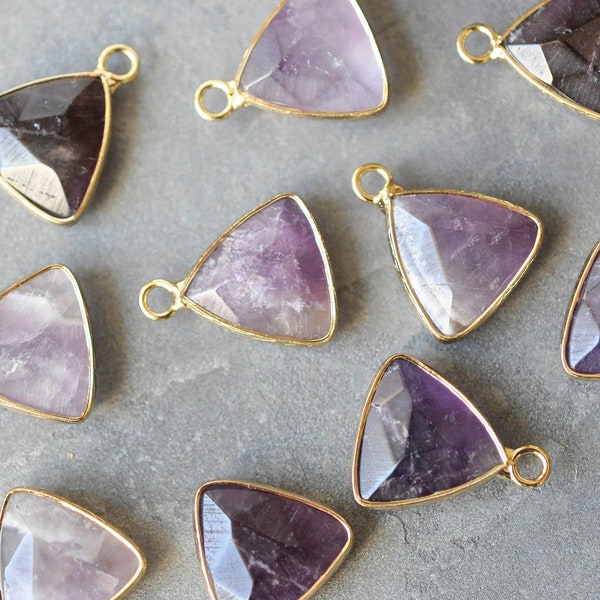 Pendentif triangle améthyste violette, pendentif pierre, support doré, création bijoux pierre naturelle, 19mm, X1  G3938