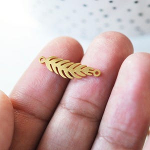 Pendentif connecteur plume acier 201 doré inoxydable, création bijou doré, 22mm, x1 (G4833)