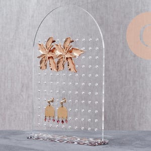 Aanpasbare gebogen oorbellenstandaard van plexiglas met 110 vakjes, 17,8 cm, x1 G10103