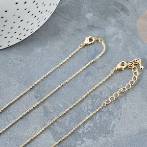 Collier Chaine avec fermoir fine dorée forçat 16K 2.5 microns 1.5mm - 45/50cm x1 (G1898)