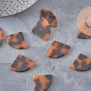 Pendentif éventail marron acétate,perle acétate,connecteur plastique,21.5mm, x2 (G1479)