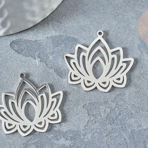 Colgante de flor de loto en acero inoxidable 201, plata, 27 mm, x1 (G7862)