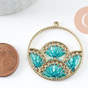 Pendentif rond zamac doré tissé rocaille vert turquoise dentelle 37.5mm, x2 (G4133)