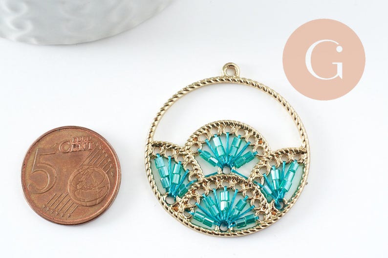 Pendentif rond zamac doré tissé rocaille vert turquoise dentelle 37.5mm, x2 (G4133)