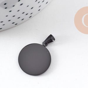 Pendentif médaille ronde acier 304 inoxydable IP noir opaque 23.5mm, x1 (G10881)