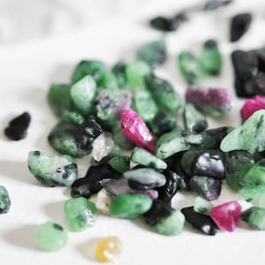 Sand chips ruby stone in natural zoisite, undrilled, x20gr (G0234)