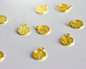 Pendentif médaille rondes Saint Benoit, pendentif doré, médaillon religion,sans nickel,laiton doré,1.4cm, lot de 10-G1623