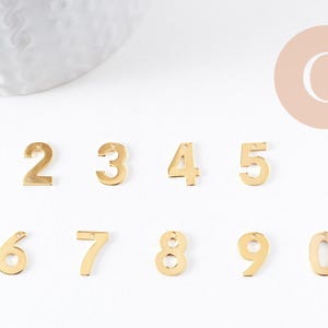 Gold-plated stainless steel number pendant, 11mm, x1 (G5320)