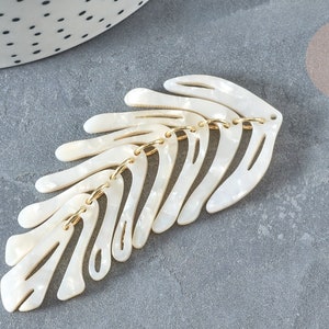 White acetate leaf pendant gold iron 70-76mm, plastic, X2 G7351