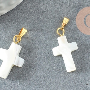 Natural white mother-of-pearl cross pendant in gold-plated brass, 22mm, x1 (G1054)