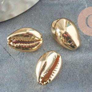 Light gold cowrie shell pendant closed, natural shell, gold cowrie, gold shell, 16mm, 1 hole, x5 (G4854)