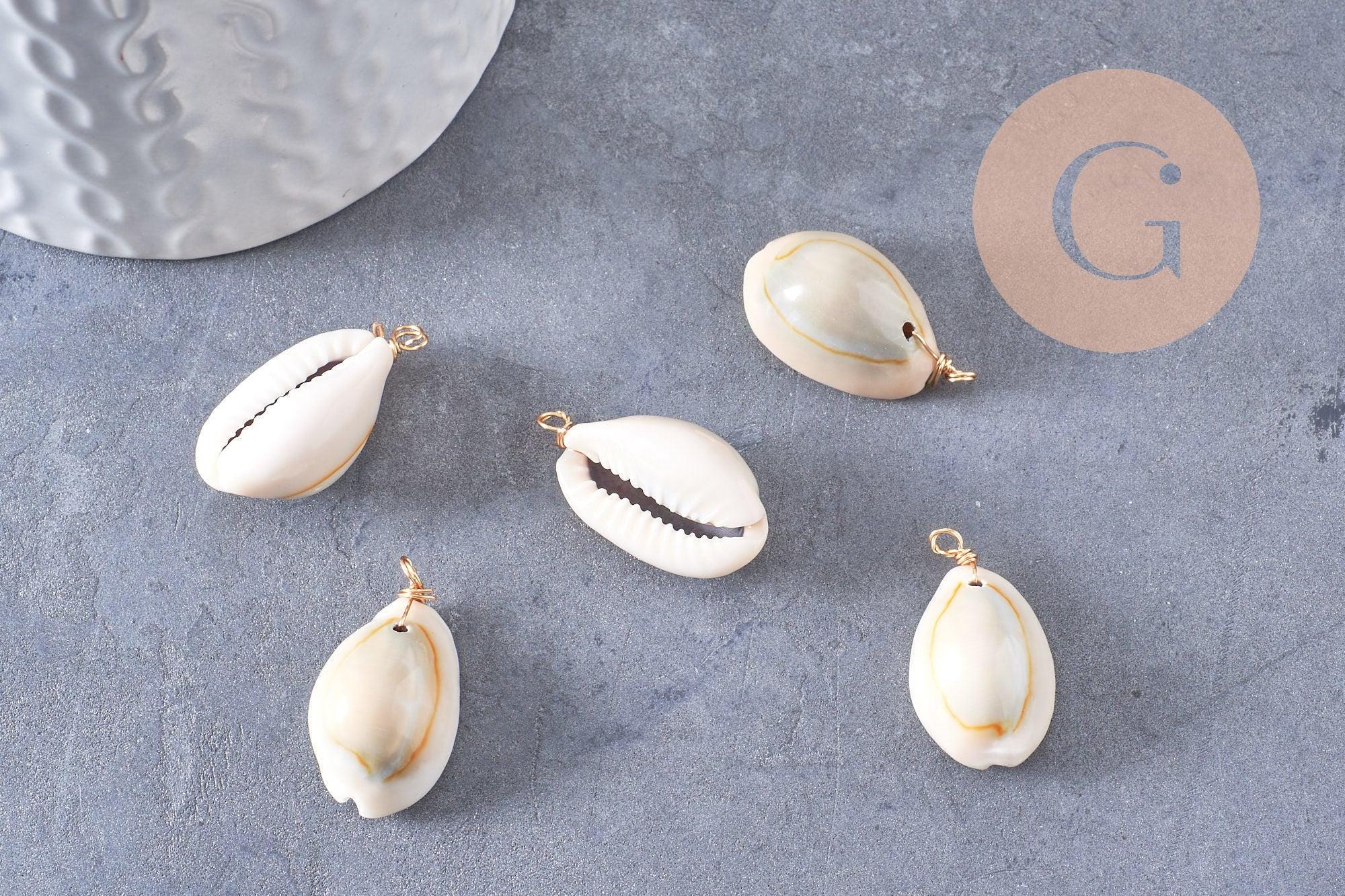 Natural beige cowrie shell pendant, 18K twisted gold wire, 24-32mm, x2 (G10319)