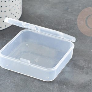Caja de plástico cuadrada para guardar cuentas (6,4 cm), x1 (G0165)