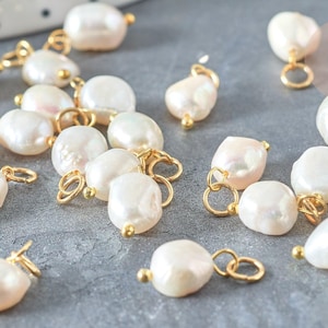 White natural freshwater pearl charm in brass and 304 stainless steel ring in gold, x1 (G7928)