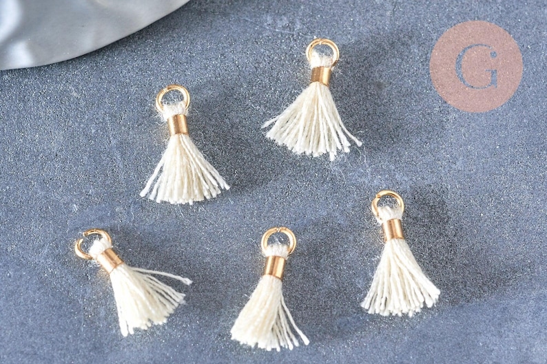 Pompon blanc écru polyestère support doré, pompon boucles,fabrication bijoux bohème,10-16mm, x5 (G4546)