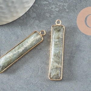 Ciondolo rettangolare in labradorite naturale in ottone placcato oro 46,5 mm, x1 (G3131)