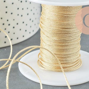 Cordón de poliéster dorado claro de 1 mm, x 1 metro (G3349)