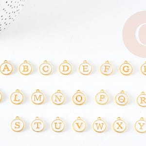 Pendentif rond zamac doré initiale alphabet émail blanc 14mm, x1 (G2522)