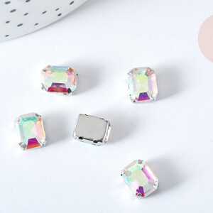 Cabochon rettangolare di cristallo trasparente iridescente con montatura in ottone argentato, 8x10 mm, x5 (G8111)