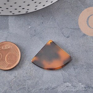 Pendentif éventail marron acétate,perle acétate,connecteur plastique,21.5mm, x2 (G1479)