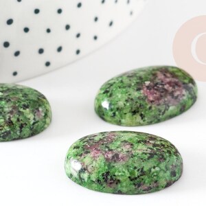 Ovale cabochon robijn zoisiet naturel 25mm, x1 (G2221)